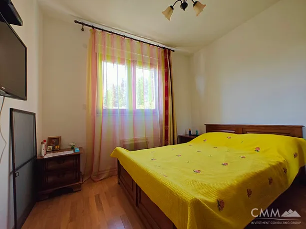 Eine Zwei-Zimmer-Wohnung mit Meerblick in Tivat