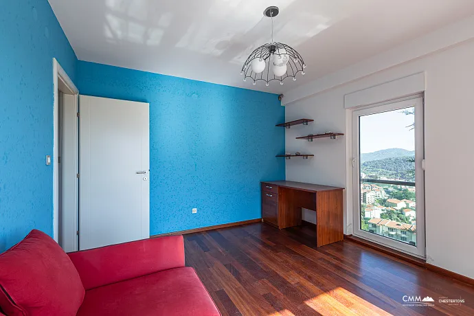 Drei-Zimmer-Wohnung in Petrovac mit Meerblick