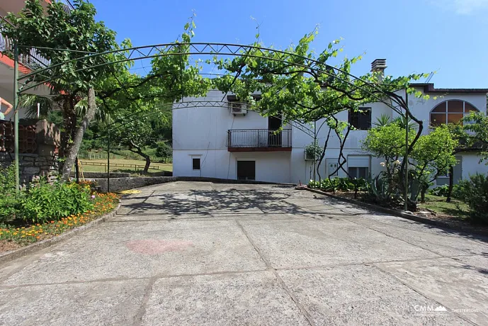 Ein geräumiges Haus mit großem Garten in Zelenika