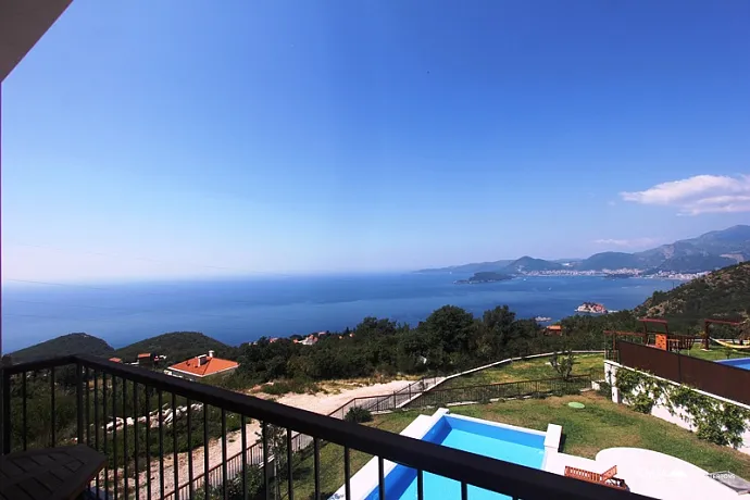 Villa mit Pool in Budva