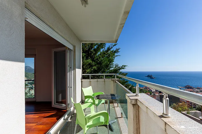 Drei-Zimmer-Wohnung in Petrovac mit Meerblick