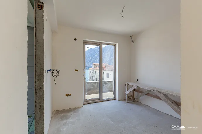 Dreistöckiges Haus mit Blick auf die Bucht von Kotor