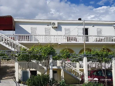 Zweistöckiges Haus mit Panoramablick auf das Meer