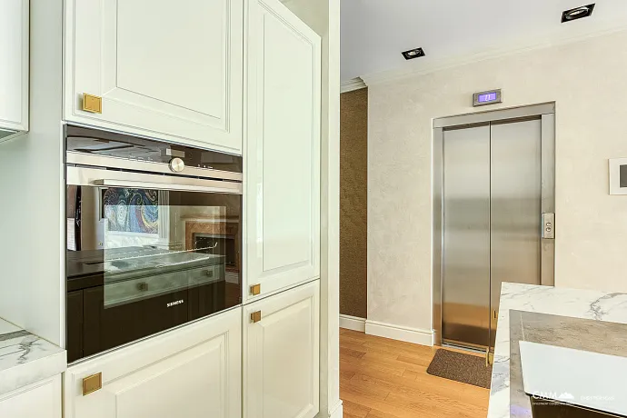 Luxuriöse Ein-Zimmer-Wohnung mit Designer-Innenraum