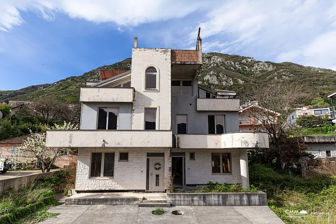 Dreistöckiges Haus mit Blick auf die Bucht von Kotor