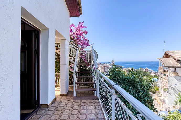 Haus in Dobra Voda mit Panoramablick auf das Meer