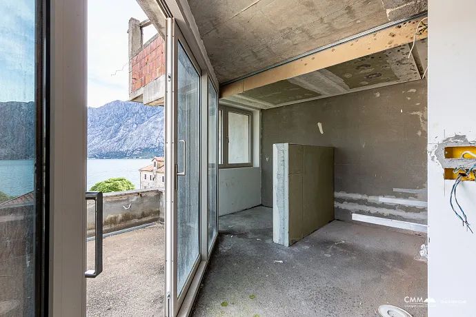 Dreistöckiges Haus mit Blick auf die Bucht von Kotor