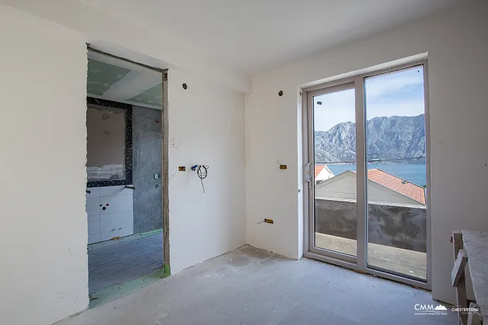 Dreistöckiges Haus mit Blick auf die Bucht von Kotor
