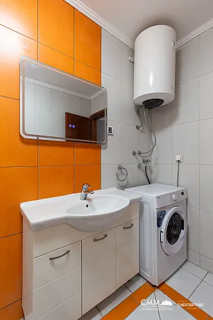 Geräumiges Apartment mit 1 Schlafzimmer in Rafailovići