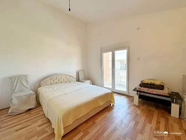 Zweistöckiges Haus in Dobra Voda