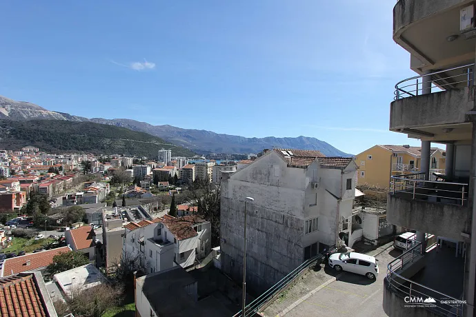 Apartment mit zwei Schlafzimmern in Budva mit einer geräumigen Terrasse