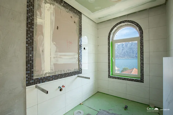 Dreistöckiges Haus mit Blick auf die Bucht von Kotor