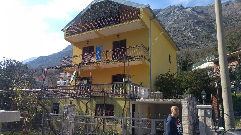 Dreistöckiges Haus in Morinje mit großem Garten