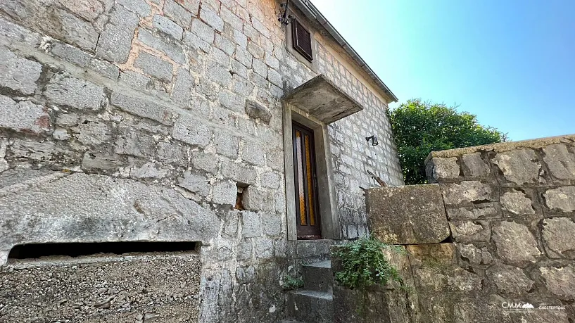 Drei Häuser im charmanten Dorf Klinci auf der Halbinsel Lustica