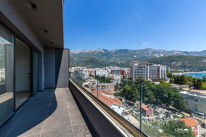 Dreizimmerwohnung in Budva mit herrlichem Blick