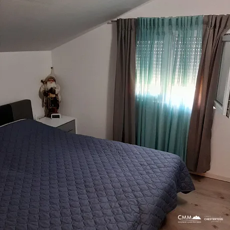 Geräumiges zweistöckiges Haus mit schönem Garten
