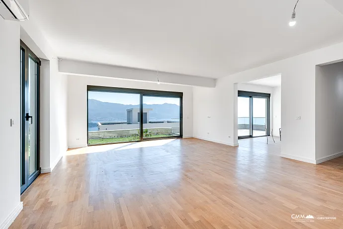 Luxuriöse Neubauvilla mit Panoramablick auf das Meer und die Altstadt von Budva