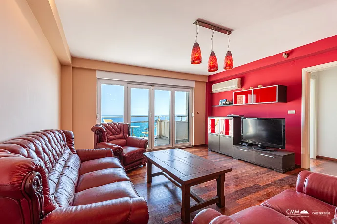 Drei-Zimmer-Wohnung in Petrovac mit Meerblick