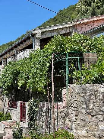 Steinhaus mit Meerblick