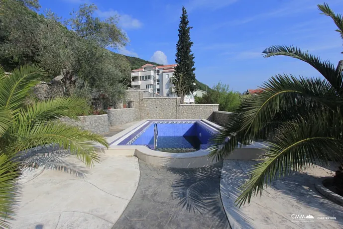 Helligkeit mit Pool in der Villa Petrovac