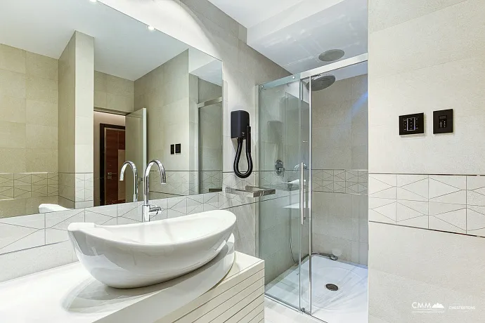 Eine elegante Zwei-Zimmer-Wohnung mit exklusivem Design im Herzen von Budva.