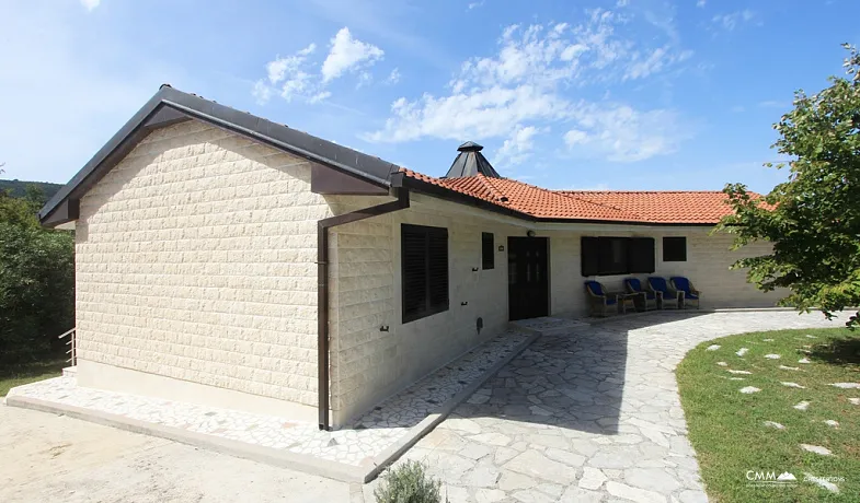 Haus zum Verkauf mit großem Grundstück in Radanovići