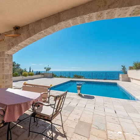 Ein Komplex von 6 Villen mit einem Swimmingpool mit offenem Meerblick