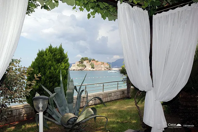 Vierstöckige Villa in Sveti Stefan