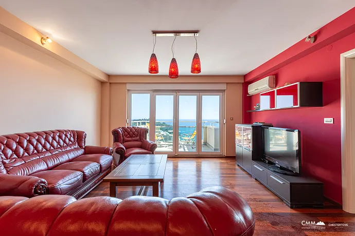 Drei-Zimmer-Wohnung in Petrovac mit Meerblick