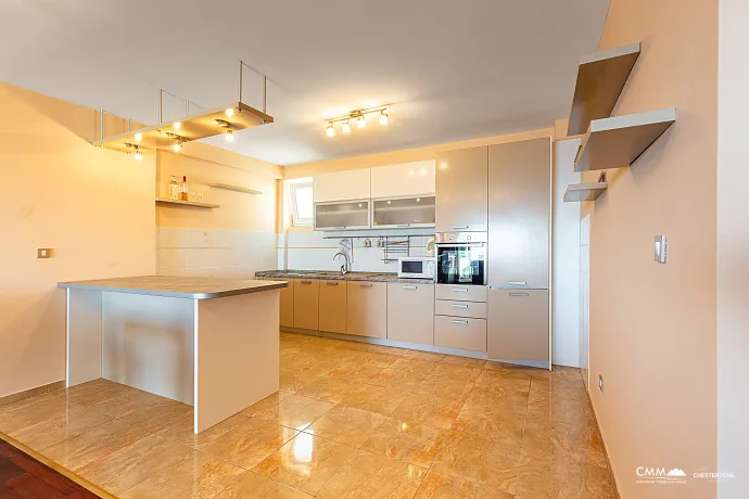 Drei-Zimmer-Wohnung in Petrovac mit Meerblick