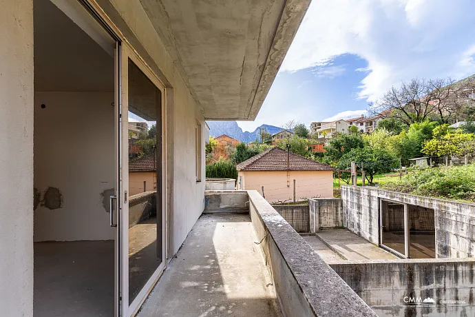 Dreistöckiges Haus mit Blick auf die Bucht von Kotor
