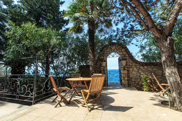 Dreistöckige Villa mit eigenem Zugang zum Meer