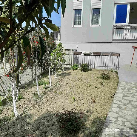 Geräumiges zweistöckiges Haus mit schönem Garten