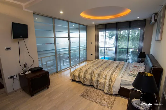 Luxusvilla mit Pool in Budva