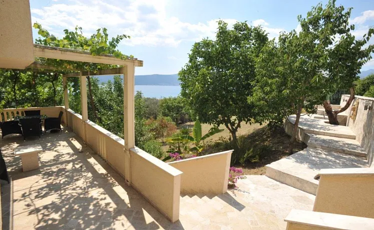 Atemberaubende Villa mit großem Pool und Garten zu verkaufen in Tivat