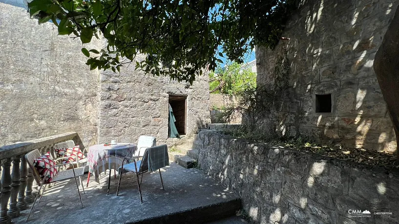 Drei Häuser im charmanten Dorf Klinci auf der Halbinsel Lustica