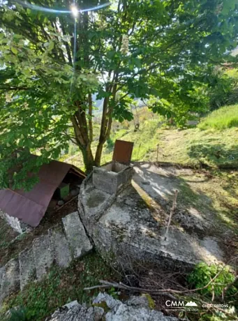 Dieses Haus mit einer Fläche von 72 qm liegt im malerischen Dobrskoe Selo und ist von einem großzügigen Grundstück umgeben