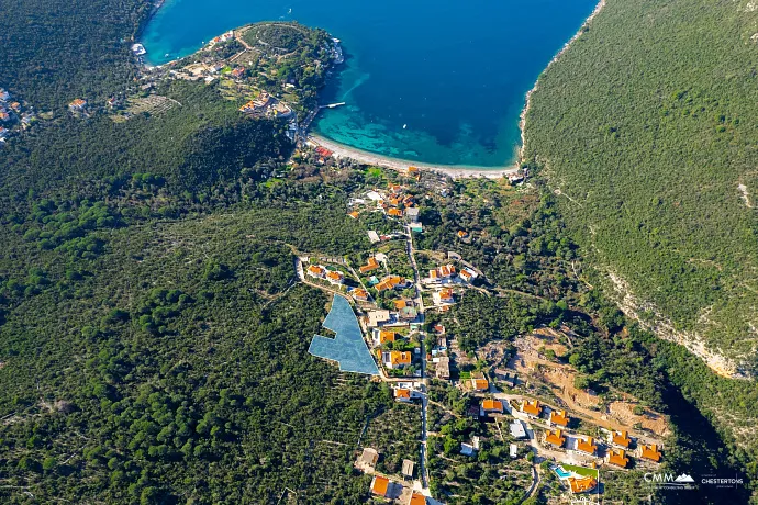 Urbanisierte Grundstücke in der Nähe des Meeres in Herceg Novi (4556 m² oder einzeln 2090 m² und 2466 m²) – Große Investitionsgelegenheit