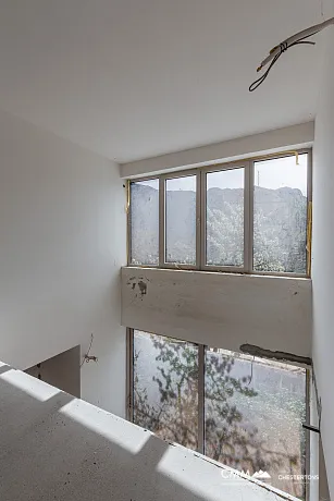 Dreistöckiges Haus mit Blick auf die Bucht von Kotor