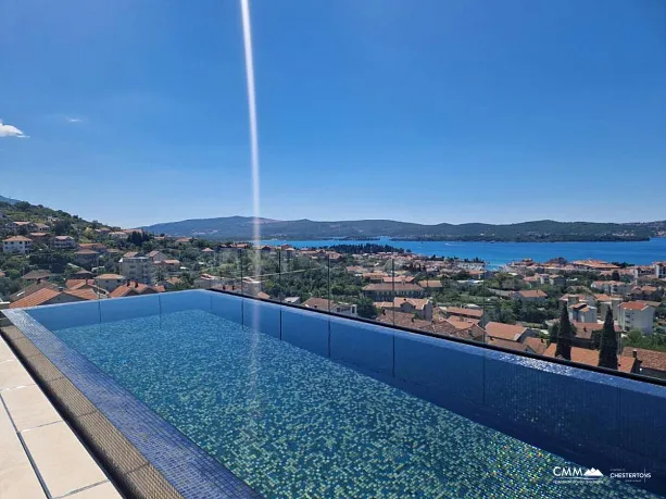 Zweizimmerwohnung mit Panoramablick auf das Meer in einem Gebäude mit Swimmingpool und eigener Garage