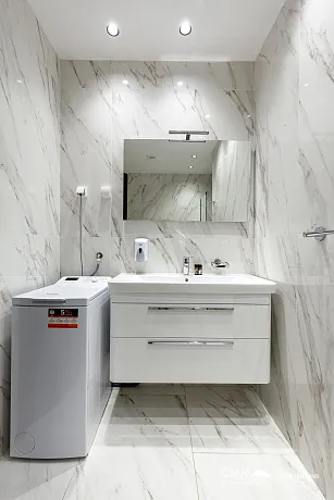 Luxuriös ausgestattete Wohnung in Bečići zu verkaufen – eine Gelegenheit, die man nicht verpassen sollte.