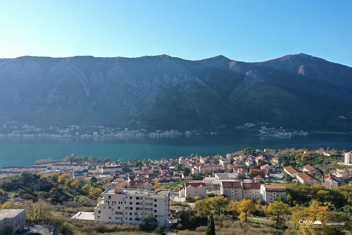 Zu verkaufendes Grundstück in Dobrota mit Meerblick