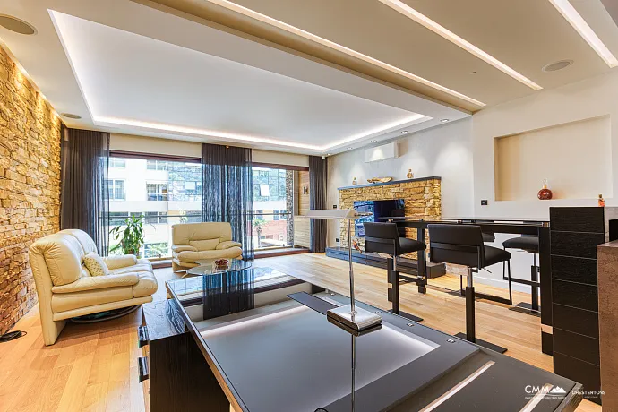 Eine elegante Zwei-Zimmer-Wohnung mit exklusivem Design im Herzen von Budva.