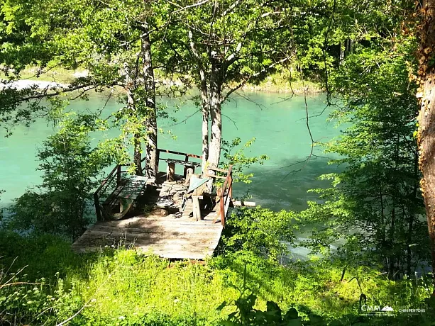 Grundstück am Ufer des Flusses Tara