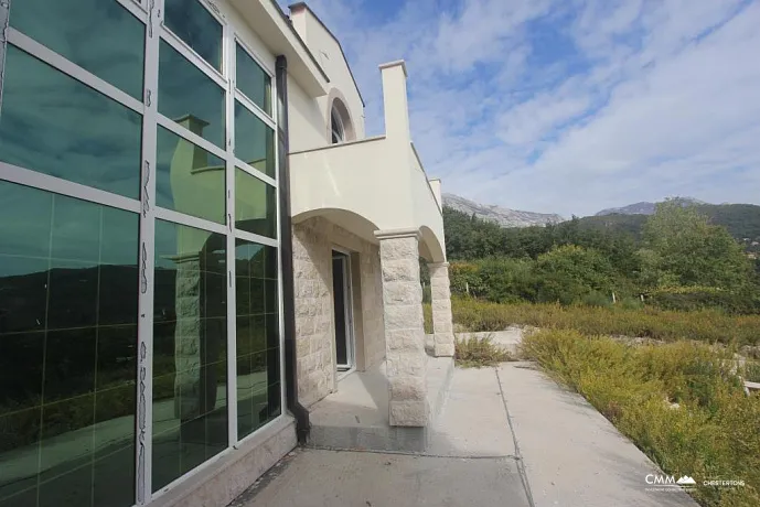 Zweistöckiges Haus mit Meer- und Bergblick in der Gegend der Stadt Herceg Novi