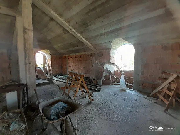 Haus zum Verkauf mit großem Grundstück in Cetinje