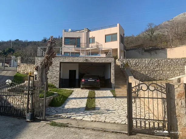 Villa mit Pool und Panoramablick auf das Meer