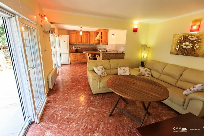 Dreistöckige Villa mit eigenem Zugang zum Meer