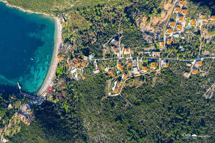 Urbanisierte Grundstücke in der Nähe des Meeres in Herceg Novi (4556 m² oder einzeln 2090 m² und 2466 m²) – Große Investitionsgelegenheit