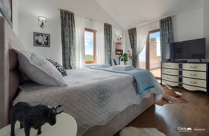 Luxuriöse Villa mit Panoramablick auf das Meer und Pool